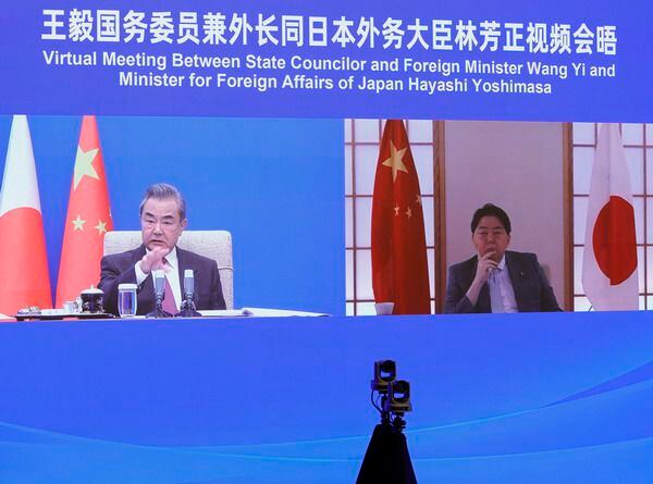 18일 왕이(왼쪽) 중국 외교부장과 하야시 요시마사 일본 외무상이 화상 회의를 했다./중국 외교부 홈페이지
