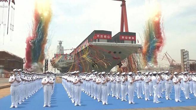 지난 16일 중국 상하이 장난조선소에서 중국 3번 항공모함인 푸젠함의 진수식이 열렸다. /AFP 연합뉴스