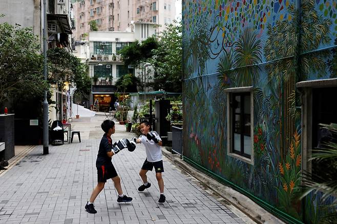 홍콩 도심 뒷골목에서 복싱을 하며 놀고 있는 어린이들./로이터 연합뉴스