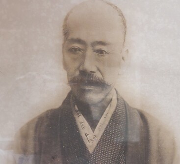심수관 도자 가문의 명성을 전세계에 알리면서 일본의 대표적인 도자 브랜드로 성장시킨 12대 장인 심수관(1835~1906). 그의 업적이 단연 독보적이어서 이후 13~15대로 이어지는 후대 가문의 장인들은 모두 그의 이름만을 쓰게 되었다.
