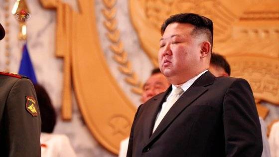 북한 김정은 국무위원장이 지난 7월 28일 열린 '전승절'(6·25전쟁 정전협정체결일) 70주년 열병식에서 애국가가 주악되자 눈물을 흘리고 있다. 조선중앙TV=연합뉴스