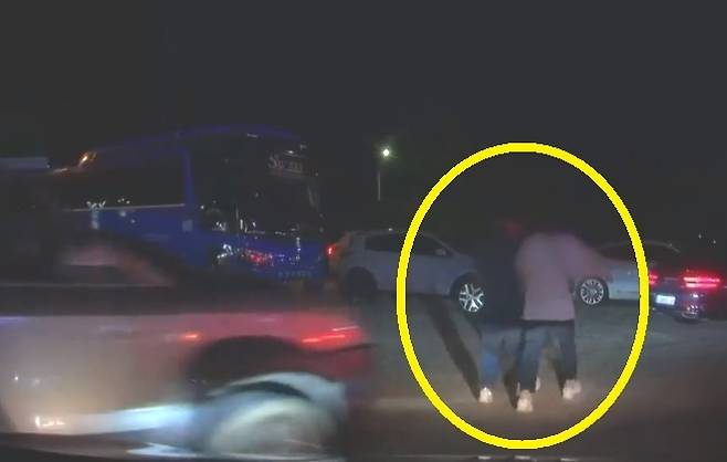 지난 10월1일 오후 청주 청원구 중부고속도로 오창휴게소(하남방향)에서 SUV 차량이 보행자 2명을 들이받기 직전의 모습. SBS 보도화면 갈무리