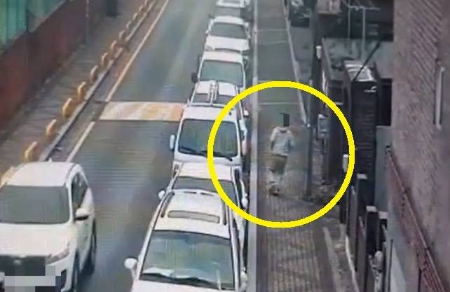 지난 9일 오전 인천 남동구에서 여성을 성폭행하려 한 30대 남성이 경찰을 피해 도주하는 모습. 머니투데이 갈무리