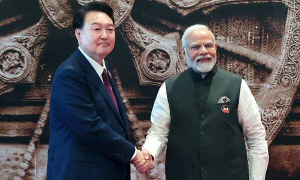 윤석열 대통령이 지난 9월 인도 뉴델리에서 열린 G20 정상회의에 참석해 의장국인 인도 나렌드라 모디 총리와 악수하고 있다. 연합뉴스