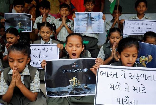 지난 8월 인도 구자라트주의 어린이들이 인도가 쏜 달 탐사선 ‘찬드라얀’ 3호의 무사 착륙을 기원하고 있다. 인도는 미국, 소련, 중국에 이어 달 착륙에 성공한 네 번째 나라가 되며 우주 강국으로서 위상을 확고히 했다. 로이터연합뉴스