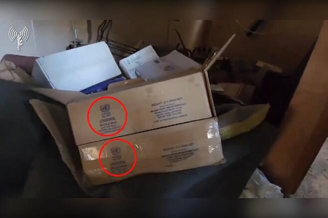 이스라엘 제7007예비대대 병력은 2일(현지시간) 북가자 한 주택에서 ‘유엔 팔레스타인 난민구호기구’(UNRWA) 구호품 상자들 밑에 러시아산 그라드 로켓 등 무기가 숨겨져 있는 것을 발견했다. / 사진=IDF