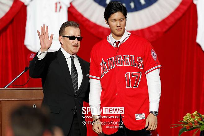 ▲ 오타니 쇼헤이의 LA 에인절스 입단식. 아르테 모레노 구단주(왼쪽)와 오타니.