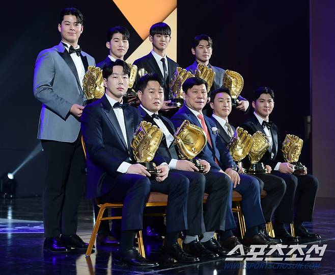 왼쪽 위부터 시계방향으로 노시환, 김혜성, 구자욱, 홍창기, 오지환, 손아섭, 허구연 총재, 양의지, 박건우. 정재근 기자