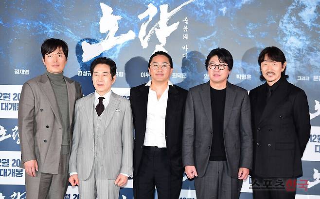 영화 '노량: 죽음의 바다' 언론시사회에 참석한 배우 정재영, 백윤식, 김한민 감독, 배우 김윤식, 허준호 . ⓒ이혜영 기자 lhy@hankooki.com