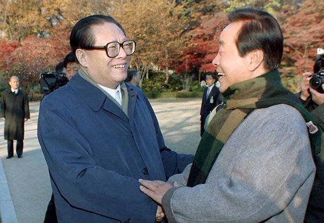 1995년 11월 15일 장쩌민(왼쪽) 당시 중국 국가주석이 청와대에서 김영삼 대통령을 만나 환하게 웃으며 악수하고 있다. 장 전 주석은 백혈병 등으로 투병하다 30일 상하이에서 사망했다. /연합뉴스