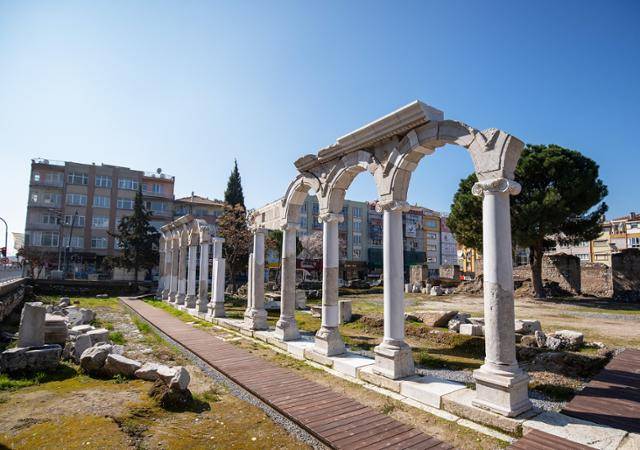 마니사주 두아디라 기념 교회에 남아 있는 석축 기둥. 튀르키예 문화관광부 제공