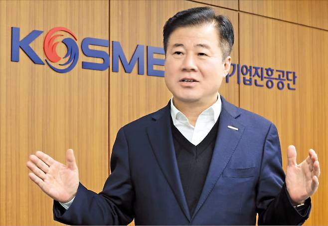 강석진 중소벤처기업진흥공단 이사장이 지난 7일 서울 목동 중진공 사무실에서 중소기업계를 지원하기 위한 다양한 정책 아이디어를 설명하고 있다. 최혁 기자