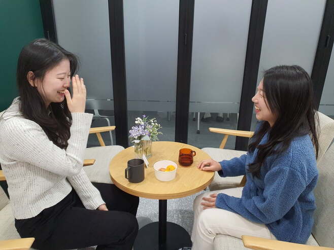 송혜원 CDN 개발 매니저(왼쪽)와 김예슬 매니저가 휴게 공간에서 대화하고 있다. 윤현주 기자