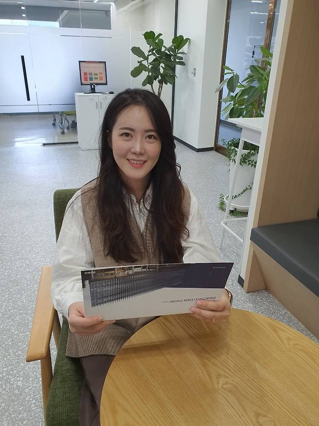 김나리 매니저가 과천 데이터센터 브로슈어를 들고 있다. 윤현주 기자