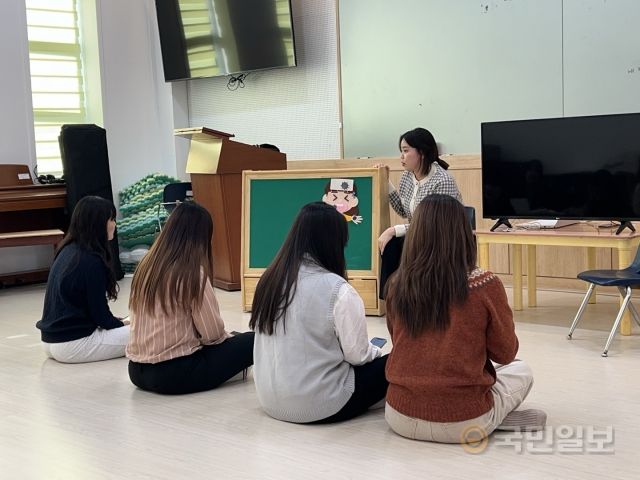 침신대 유아교육과 소속 학생(오른쪽 두 번째)이 지난 4일 대전 한국침례신학대학교 수업에서 모의 수업을 진행하고 있는 모습.