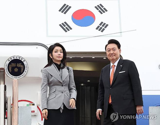 (성남=연합뉴스) 임헌정 기자 = 네덜란드를 국빈 방문하는 윤석열 대통령과 부인 김건희 여사가 11일 경기 성남 서울공항에서 전용기인 공군 1호기에 올라 출국인사를 하고 있다. 2023.12.11 kane@yna.co.kr 연합뉴스