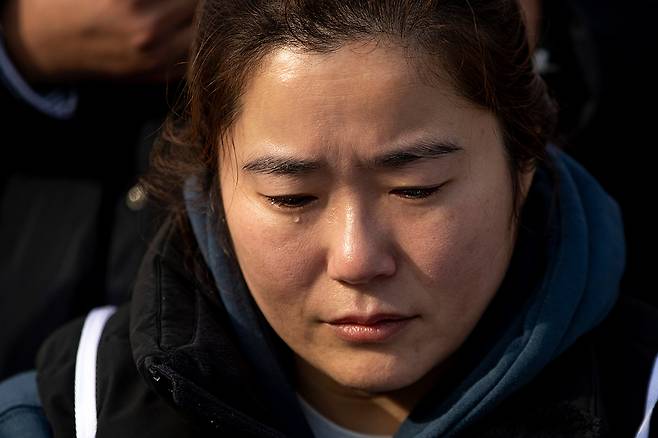 김정은 보건의료노조 서울시 서남병원 지부장이 12월4일 서울 여의도 국회의사당 앞에서 열린 집단 단식 농성 기자회견에서 발언 중 눈물을 흘리고 있다. ⓒ시사IN 박미소