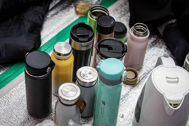 단식 농성자들의 보온병. 단식자의 이름 대신 소속된 공공병원의 지역명이 쓰여 있다. ⓒ시사IN 박미소