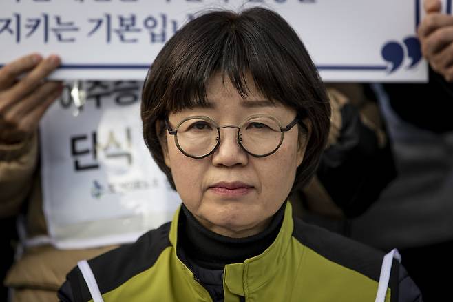 나순자 보건의료노조 위원장이 집단 단식 농성 돌입 기자회견에서 정면을 응시하고 있다. ⓒ시사IN 박미소
