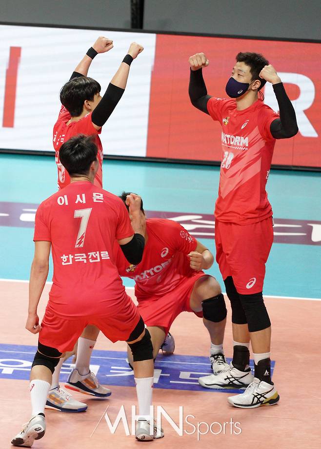 한국전력 신영석(맨 오른쪽)이 서브에이스 후 기뻐한다ⓒMHN스포츠 이지숙 기자