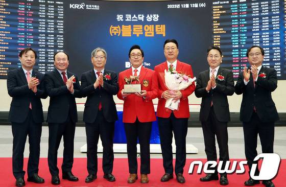 유도석 한국IR협의회 상무(왼쪽부터), 강왕락 코스닥협회 부회장, 홍순욱 한국거래소 코스닥시장본부장, 김현수 블루엠텍 대표이사, 정병찬 블루엠텍 대표이사, 정영균 하나증권 그룹장, 구성민 키움증권 본부장이 13일 오전 서울 영등포구 한국거래소에서 열린 블루엠텍 코스닥시장 상장기념식에서 기념촬영을 하고 있다. (한국거래소 제공) 2023.12.13/뉴스1 ⓒ News1