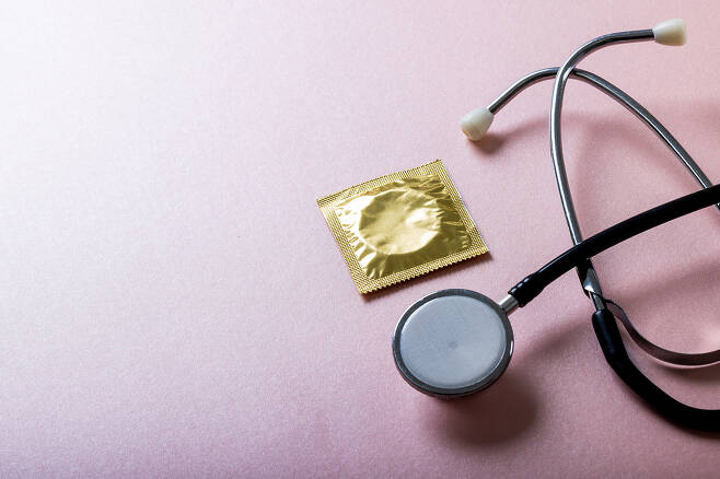 매독은 콘돔을 사용해도 완전히 예방할 수 없다. 제때 치료하지 않으면 뇌와 심장 등에 심각한 합병증을 유발해 생명을 위협하기도 한다. /클립아트코리아