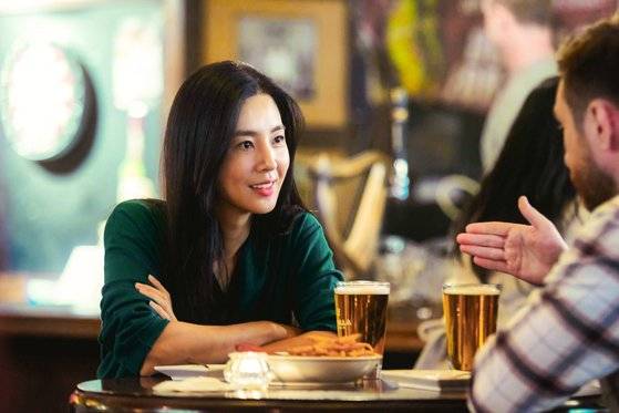 영화 '교토에서 온 편지'(6일 개봉)는 이 영화로 장편 데뷔한 김민주 감독이 실제 일본인이었던 외할머니와 어린 시절 생이별하고 한국에 건너와 부산 영도에서 살아온 어머니의 삶에 허구적 설정을 보태 스크린에 풀어냈다. 배우 차미경이 어머니 역을, 한선화, 한채아, 송지현이 딸인 세 자매 역할을 연기했다. 사진 판씨네마