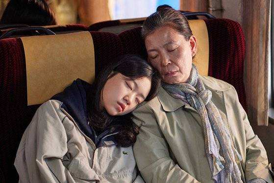 영화 '교토에서 온 편지'(6일 개봉)는 이 영화로 장편 데뷔한 김민주 감독이 실제 일본인이었던 외할머니와 어린 시절 생이별하고 한국에 건너와 부산 영도에서 살아온 어머니의 삶에 허구적 설정을 보태 스크린에 풀어냈다. 배우 차미경이 어머니 역을, 한선화, 한채아, 송지현이 딸인 세 자매 역할을 연기했다. 사진 판씨네마