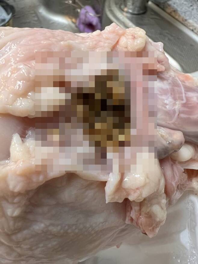 하림 ‘동물복지 통닭’ 제품에서 발견된 이물질.(일부 모자이크) 사진=독자 제보