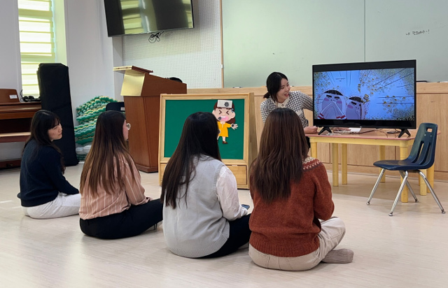 침신대 유아교육과 학생이 지난 4일 대전 한국침례신학대학교 수업에서 대형 모니터와 손수 만든 교구 등을 활용해 모의 수업을 진행하고 있다.