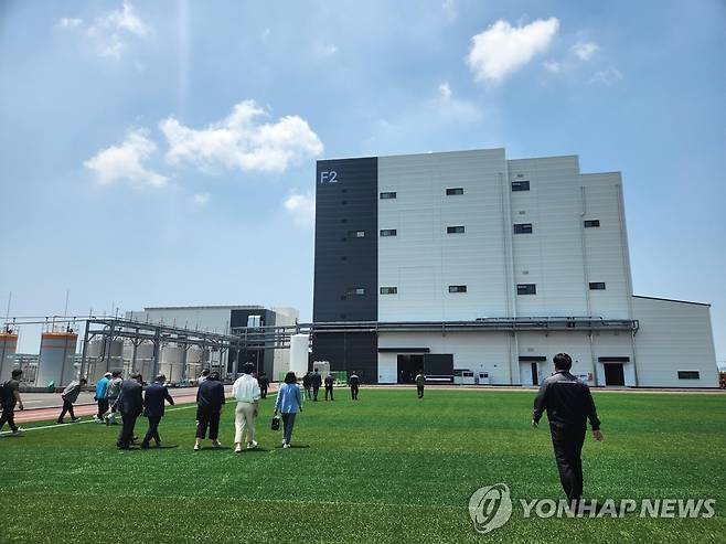 새만금산단에 지은 2차전지 소재업체 이피캠텍 공장 (서울=연합뉴스) 박초롱 기자 = 새만금산업단지에 처음으로 입주한 2차전지 소재 기업인 이피캠텍 공장의 모습. 2023.6.1 chopark@yna.co.kr