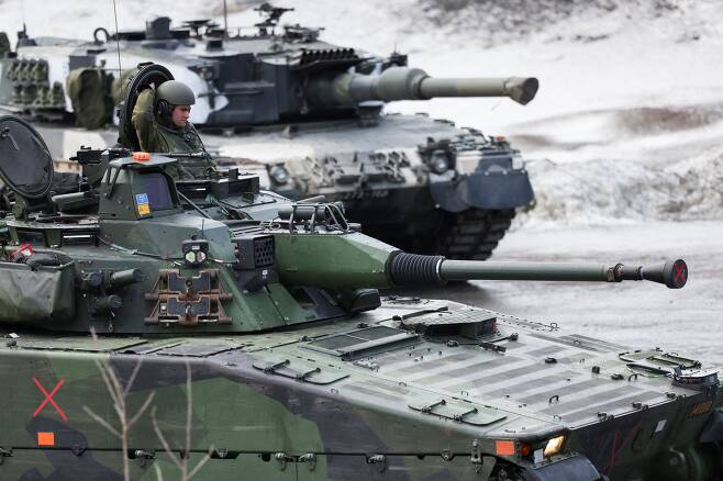 22일 노르웨이에서 진행된 나토 연합 훈련에 비회원국인 핀란드와 스웨덴 군도 참가하고 있다. /연합뉴스
