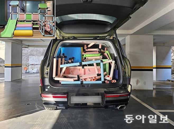 집 안에 설치돼 있는 정글짐(작은 사진)을 일부 해체한 상태로 신형 싼타페에 모두 옮겨 실은 모습. 독자 제공·김재형 기자 monami@donga.com