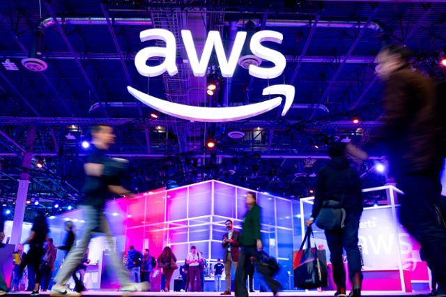 아마존웹서비스(AWS)가 11월 미국 네바다주 라스베이거스에서 개최한 'AWS 리인벤트 2023' 콘퍼런스 전시장 모습. 라스베이거스=로이터 연합뉴스