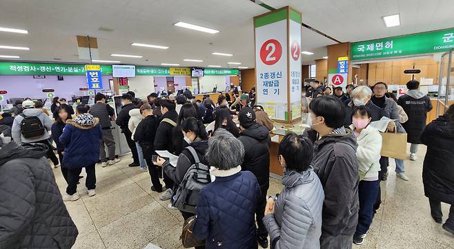지난 13일 오후 서울 강남구 운전면허시험장에서 번호표 기계가 고장나자 그 뒤로 민원인들이 줄을 서서 순서를 기다리고 있다. /남강호 기자
