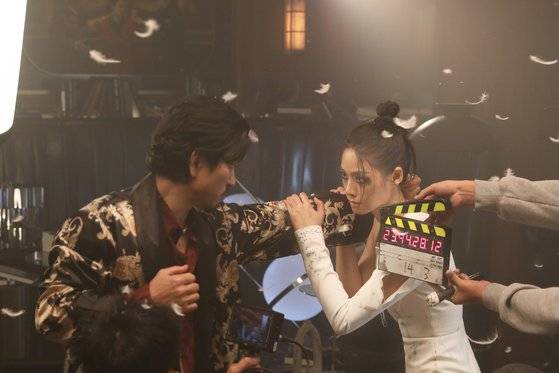 배우 설현이 폴라의 시네마틱 필름에서 강렬한 액션을 선보이고 있다. 사진 폴라