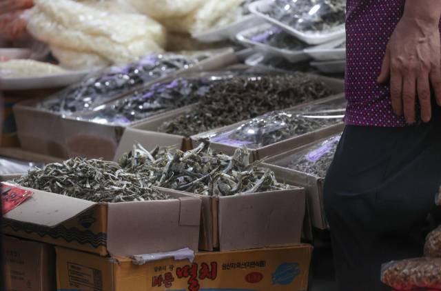 서울 시내 한 수산시장에서 건멸치가 판매되고 있다. 연합뉴스