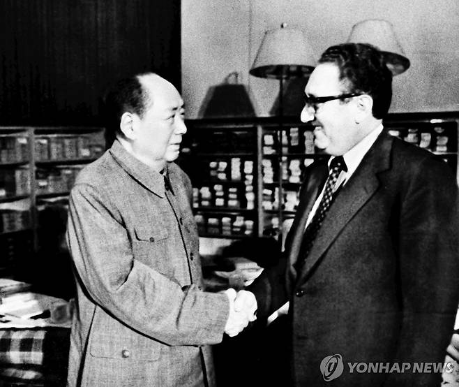 1973년 11월 12일 중국 베이징에서 마오쩌둥(왼쪽) 당시 주석과 악수하는 헨리 키신저 [AP 연합뉴스 자료사진. 재배포 및 DB 금지]