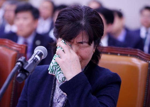 어선을 타다 실종된 고 김종안 씨의 친누나 김종선 씨가 지난 10월 25일 서울 여의도 국회에서 열린 농림축산식품해양수산위원회의 해양수산부 등에 대한 종합 국정감사에서 참고인으로 출석해 발언중 눈물을 흘리고 있다.