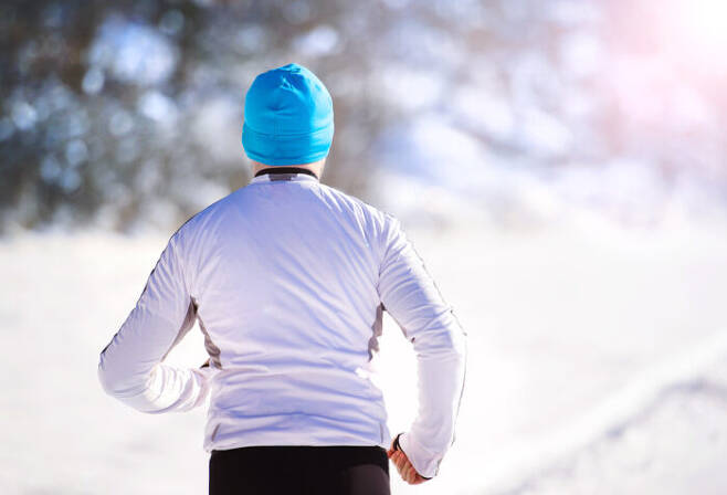 햇볕을 쬐며 운동을 하면 겨울철 심해지는 우울증을 극복하는 데 도움이 된다. [사진=클립아트코리아]