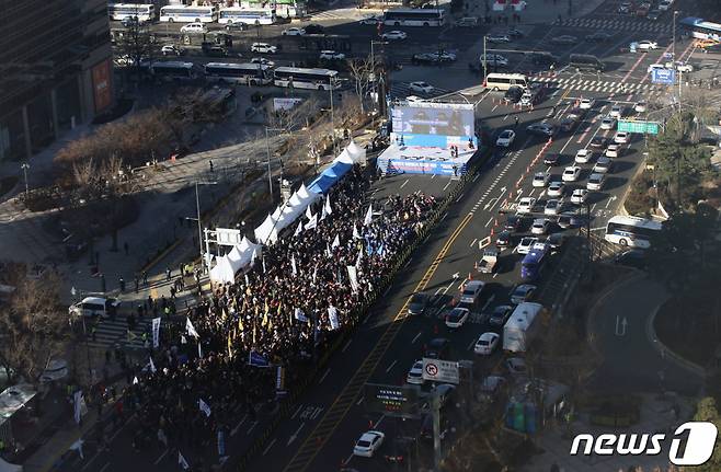 (서울=뉴스1) 박세연 기자 = 대한의사협회 의사들이 17일 오후 서울 종로구 동화면세점 앞에서 의대증원 저지를 위한 제1회 전국의사 총궐기대회를 하고 있다. 2023.12.17/뉴스1 Copyright (C) 뉴스1. All rights reserved. 무단 전재 및 재배포, AI학습 이용 금지.