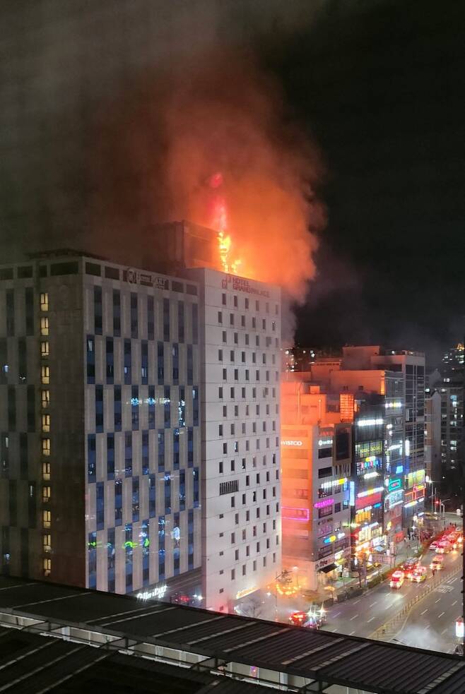 지난 17일 인천시 남동구 논현동 한 호텔에서 발생한 화재로 건물이 불타고 있다. 뉴시스(독자 제공)