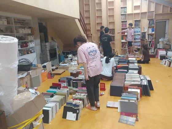 한국전통문화대 소속 A 교수는 학생들을 자택으로 불러 개인 작업실 및 정원 정리 등을 시켰다는 의혹을 받고 있다. 그러나 임금은 지불하지 않았다. 사진은 2019년 8월 5일 개인 작업실을 정리하고 있는 학생들.