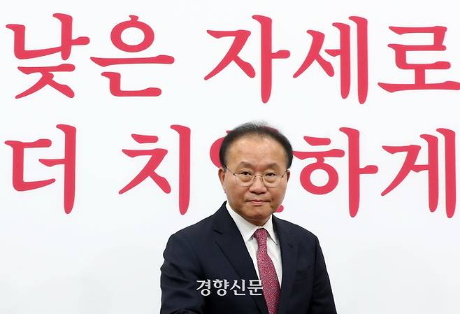 윤재옥 국민의힘 당대표 권한대행이 18일 국회에서 열린 최고위원회의에 입장하고 있다. 박민규 선임기자