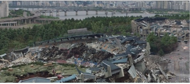 넷플릭스 시리즈 ‘스위트홈 시즌2’에서 서울 잠실 종합운동장 일대가 파괴된 모습. (와이엔컬쳐앤스페이스 제공)