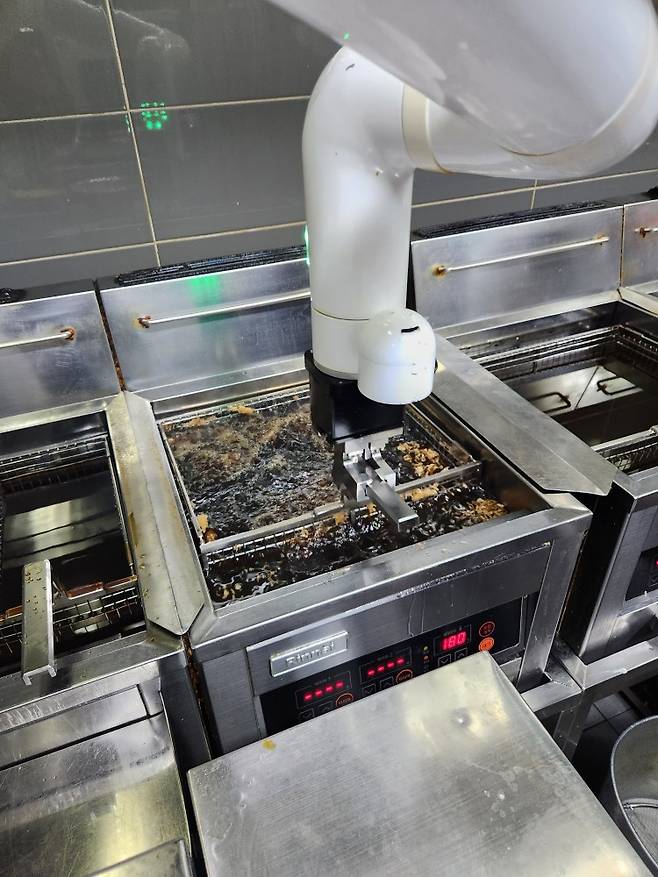 남양주시 다산동 한 교촌치킨 점포에서 조리로봇이 치킨을 튀기고 있다. 김벼리 기자