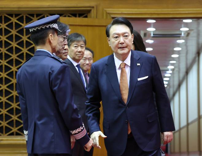네덜란드 국빈 방문 일정을 마친 윤석열 대통령이 15일 성남 서울공항 2층 실내행사장으로 귀국하고 있다. 연합뉴스