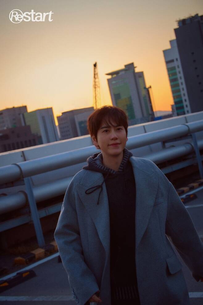 Cho Kyuhyun, who made a comeback with a bird nest in Antenna, announced the new concept.On the 19th, the agency Antenna uploaded a concept photo of Cho Kyuhyuns EP Restart (Ready version) on its official SNS.In the open photo, Cho Kyuhyun is celebrating the sunrise in the city center. Cho Kyuhyuns deep eye, combined with the red light of the sun, creates a warm and calm mood.As if to welcome a new morning, Cho Kyuhyun, who is on the new The Departure line, draws attention with his emotional directing.Restart is Cho Kyuhyuns first album after joining Antenna.Cho Kyuhyun, who is on the new The Departure line through the process of constant preparation, is expected to show a deeper music world through the new album.On the other hand, Cho Kyuhyun releases EP Restart at 6 pm on September 9.Photograph: Antenna