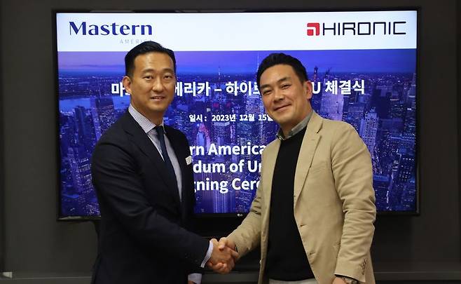 마스턴투자운용은 국내 피부미용 의료기기 전문기업인 하이로닉의 미국 및 유럽 상업용 부동산 시설 확보에 협력하는 양해각서(MOU)를 맺었다고 19일 밝혔다. 왼쪽부터 오진석 마스턴아메리카 대표이사, 이상원 하이로닉 대표이사
