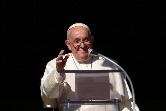 프란치스코 교황이 지난 17일(현지시각) 교황청에서 삼종기도를 하고 있다. 로이터 연합뉴스